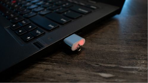 Metal Card Reader Ensures Quick Data Transfer works on Windows Laptop